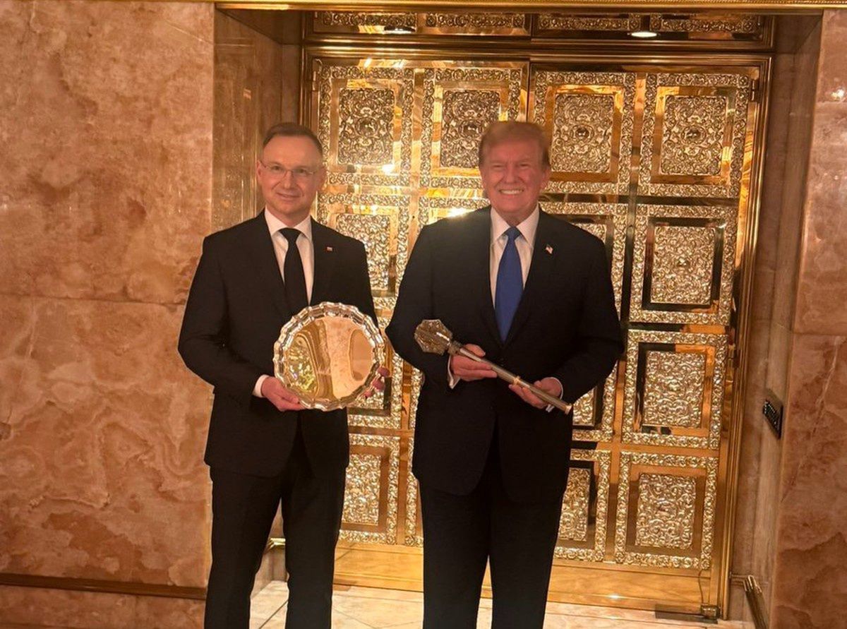 Złoto aż bije po oczach. Jest nowe zdjęcie ze spotkania Dudy i Trumpa