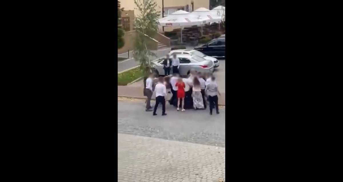 Bójka na weselu w Poniatowej (kadr z nagrania)
