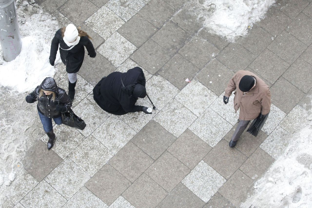 Bydgoszcz: Starsza kobieta krąży po centrum i zaczepia przechodniów