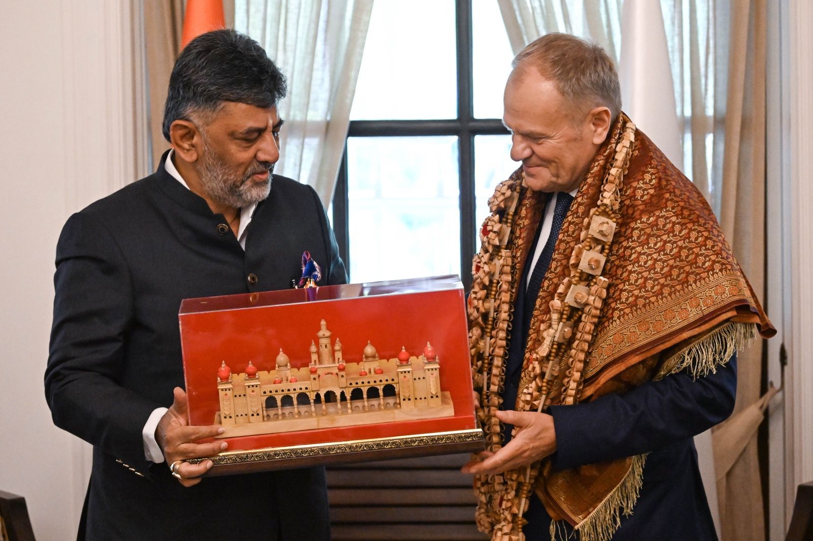 Donald Tusk, Doddalahalli Kempegowda Shivakumar
Radek Pietruszka
chusta, dyplomacja, indie, polityk, polityka, spotkanie, wizyta, zagraniczna