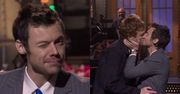 Harry Styles rozprawia się z plotkami i obdarowuje całusem gwiazdora SNL. "Teraz to jest QUEERBAITING"