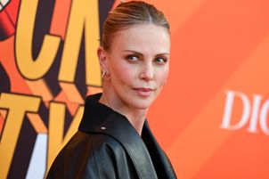 Weszła na scenę w przezroczystym fartuszku. Kontrowersyjny look Theron