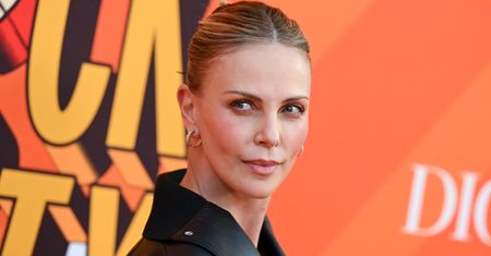 Weszła na scenę w przezroczystym fartuszku. Kontrowersyjny look Theron