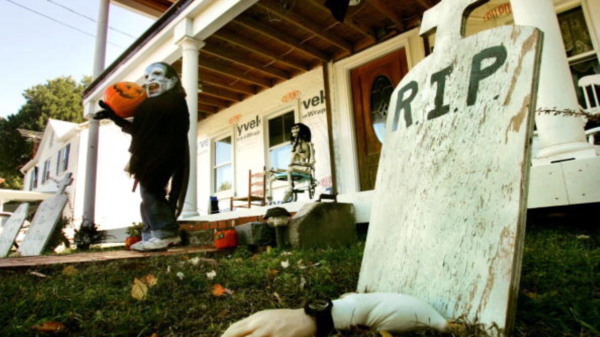 Brytyjka postanowiła wynieść do kosza dekoracje z zeszłego Halloween. Sąsiedzi myśleli, że pozbywa się zwłok (zdjęcie ilustracyjne)