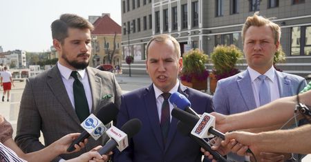 "To nie jest dla mnie wiarygodne źródło informacji". Andruszkiewicz nie widzi problemu w tym, że część widzów jest bez dostępu do TVN