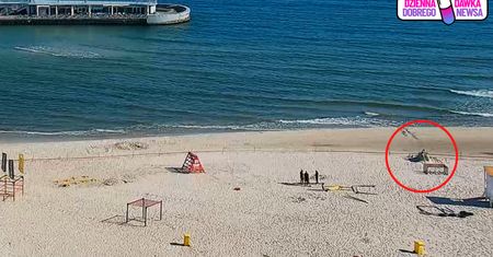 Ujęcie z plaży w Kołobrzegu. Taki widok tuż przy brzegu