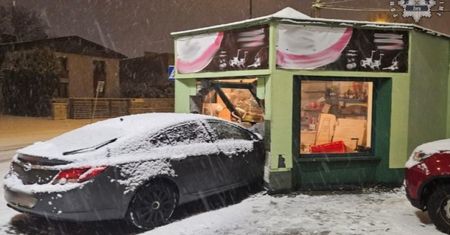 Żory: 33-letni kierowca "zaparkował" w sklepowej witrynie. Jechał zbyt szybko