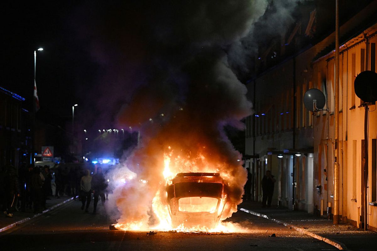 Niespokojna noc w Ballymena. Rzucali w policjantów butelkami z benzyną