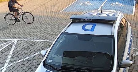 Piłeś? Nie jedź, nawet rowerem. Przyjechał sprawdzić stan trzeźwości rowerem. Nagrał się na monitoring z komisariatu