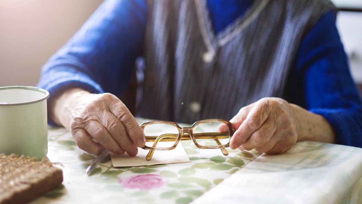 Osoby, które ukończyły 100 lat, otrzymują specjalne świadczenie honorowe. Ale jego wysokość nie jest później waloryzowana. 