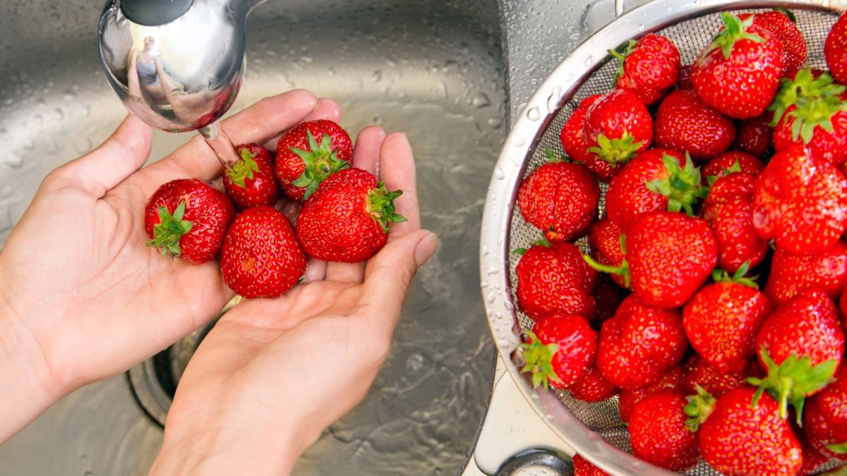 Mycie truskawek tylko ze szypułkami