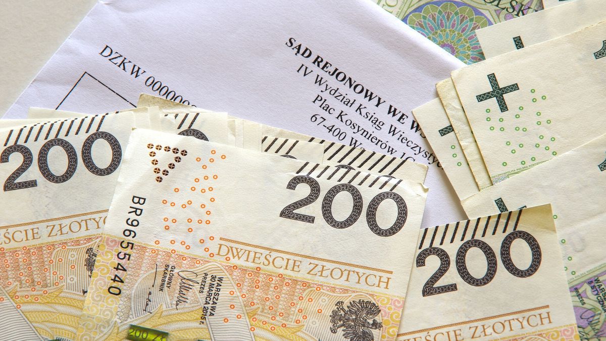 Stock Marek Bazak
PHOTO: ZOFIA I MAREK BAZAK / EAST NEWS   N/z Zakup nieruchomosci, pismo Sadu Rejonowego Wydzial Ksiag Wieczystych i pieniadze, oplata skarbowa
ZOFIA BAZAK