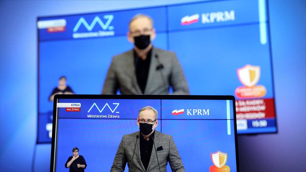 Warszawa, 27.03.2021. Koronawirus w Polsce. Minister zdrowia Adam Niedzielski podczas konferencji prasowej, transmitowanej z siedziby KPRM i oglądanej w jednym z mieszkań w Warszawie, 27 bm. (amb) PAP/Wojciech Olkuśnik