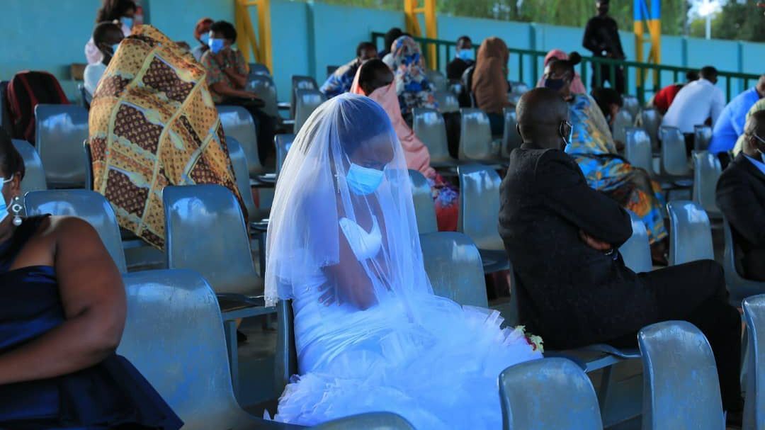 Młode małżeństwa musiały spędzić "wesele" na stadionie