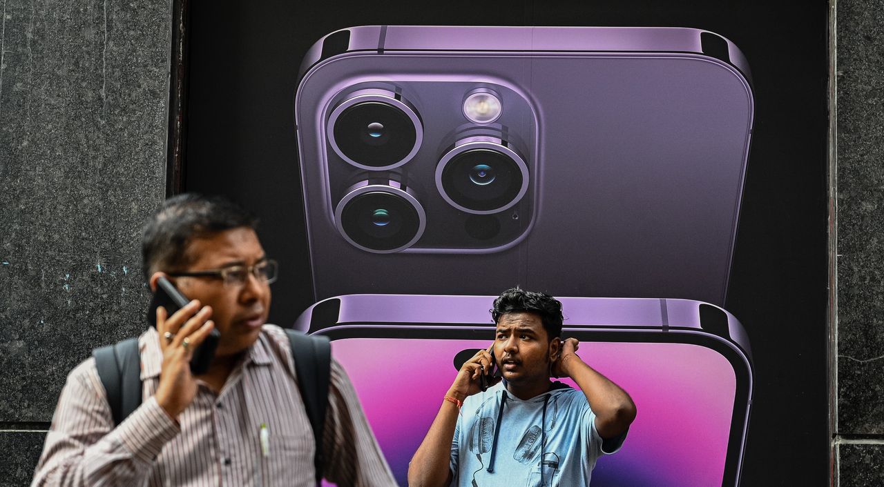 iPhone 14 pozwoli nawiązać kontakt nawet z miejsca, w którym nie ma zasięgu (Sankhadeep Banerjee/NurPhoto via Getty Images)
