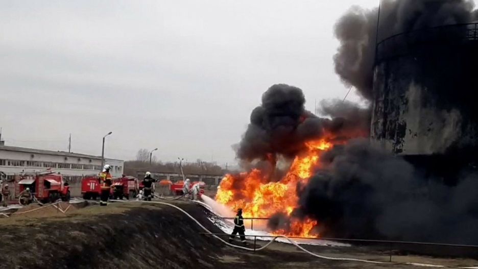 Wybuch w rosyjskim Bie?gorodzieThis video grab taken from a handout footage released by the Russian Emergencies Ministry on April 1, 2022 shows firemen working to extinguish a fire at a Rosneft fuel depot in the town of Belgorod, some 40 kilometres (25 miles) from Russia's border with Ukraine. - Ukrainian helicopters have carried out a strike on a fuel storage facility in Russia's western town of Belgorod, the local governor said on April 1. (Photo by Handout / Russian Emergencies Ministry / AFP) / RESTRICTED TO EDITORIAL USE - MANDATORY CREDIT "AFP PHOTO / Russian Emergencies Ministry / handout" - NO MARKETING NO ADVERTISING CAMPAIGNS - DISTRIBUTED AS A SERVICE TO CLIENTSHANDOUT