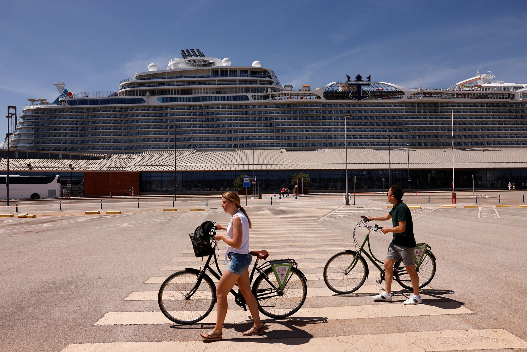 Wonder of the Seas to największy wycieczkowiec świata. Na zdjęciach widać jego ogrom 4