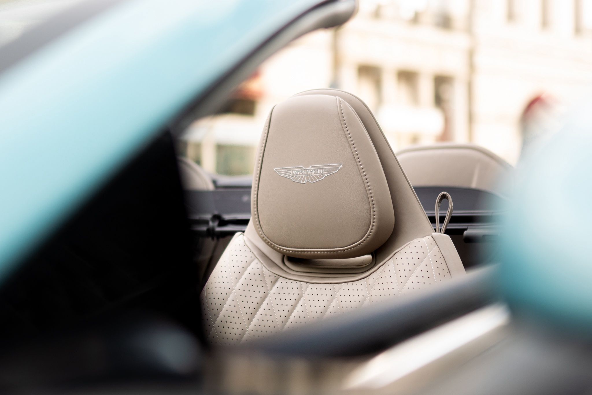 Aston Martin DB12 Volante