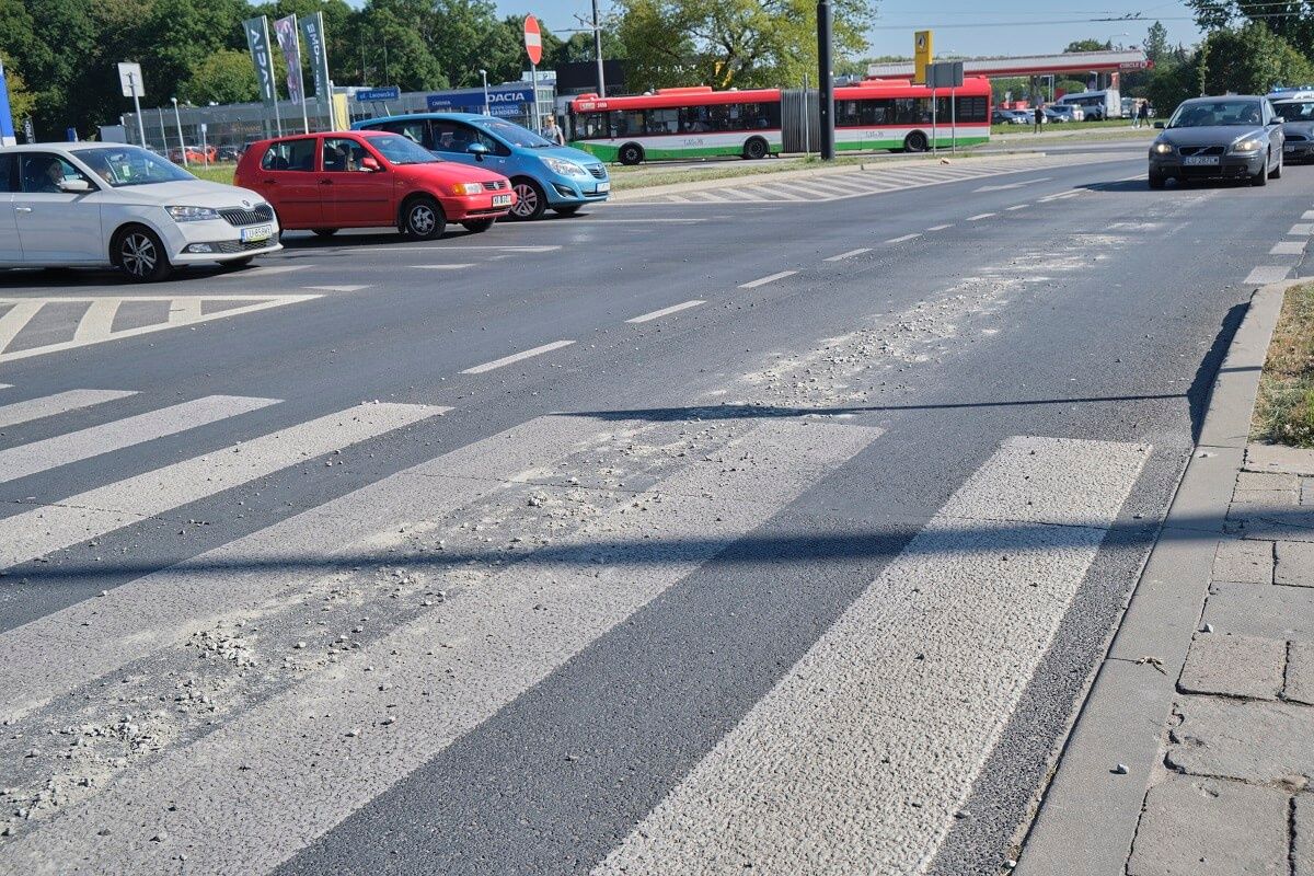Ciężarówka zgubiła beton na ul. Podzamcze