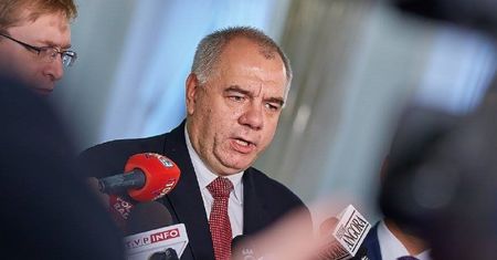 Jacek Sasin dba o swoich ludzi. Zarabiają ogromne pieniądze