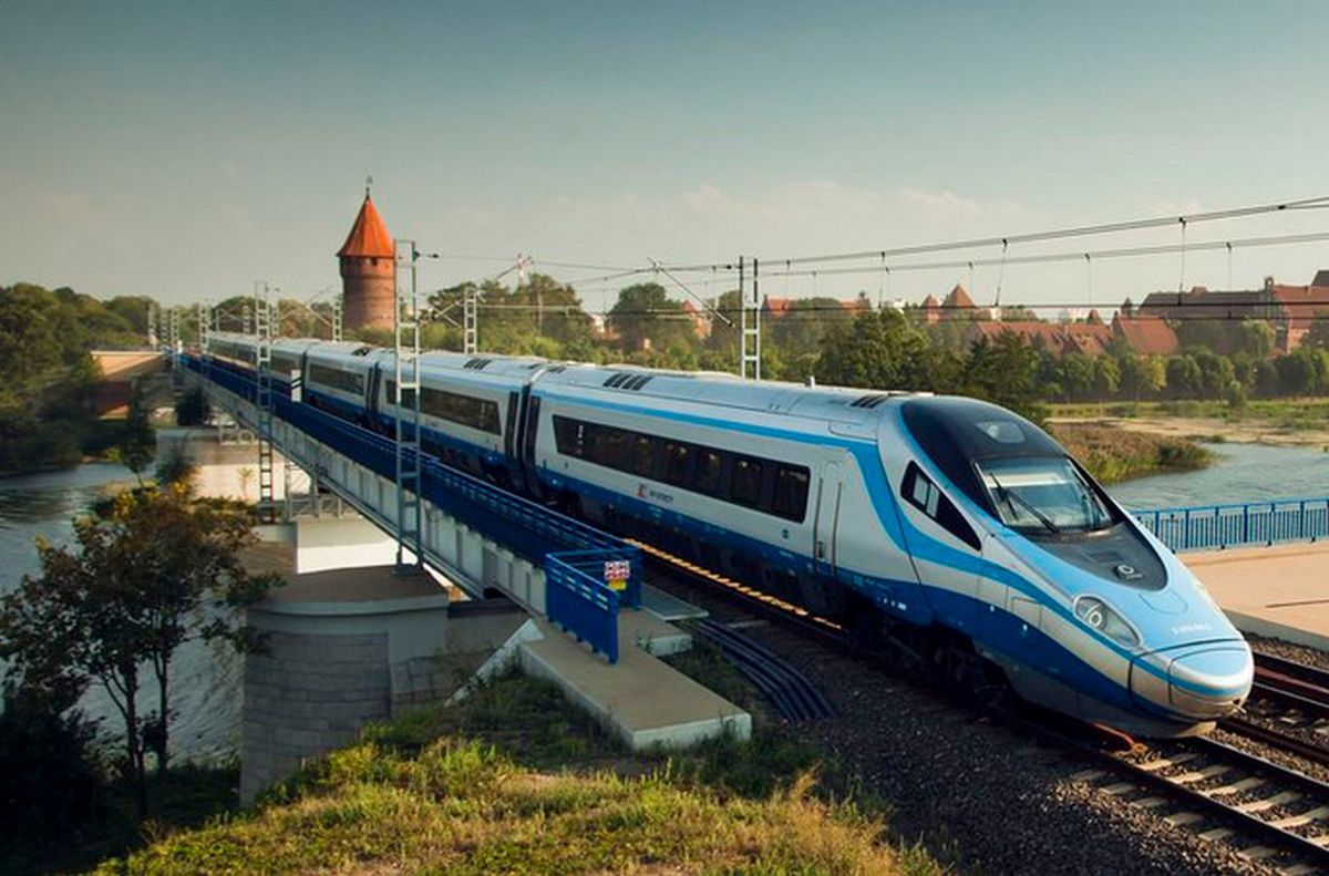 Один з найпопулярніших способів подорожувати у Польщі - це залізниця