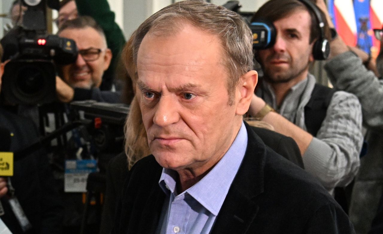 Premier Donald Tusk otoczony przez dziennikarzy podczas czwartkowego posiedzenia Sejmu X kadencji  