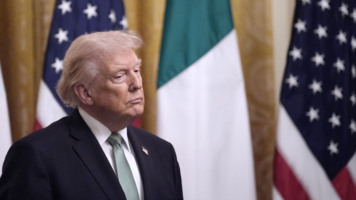 Shamrock Bowl presentation at the White House
epa12828660 US President Donald Trump attends the Shamrock Bowl presentation By Irish Taoiseach Micheal Martin to celebrate St. Patrick's Day at the White House in Washington, DC, USA, 17 March 2026.  EPA/YURI GRIPAS / POOL 
Dostawca: PAP/EPA.
YURI GRIPAS / POOL
holidays, diplomacy, government, visit, green