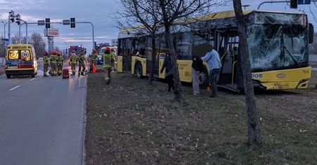 Wypadek w Katowicach. Kierowca autobusu wypadł przez okno