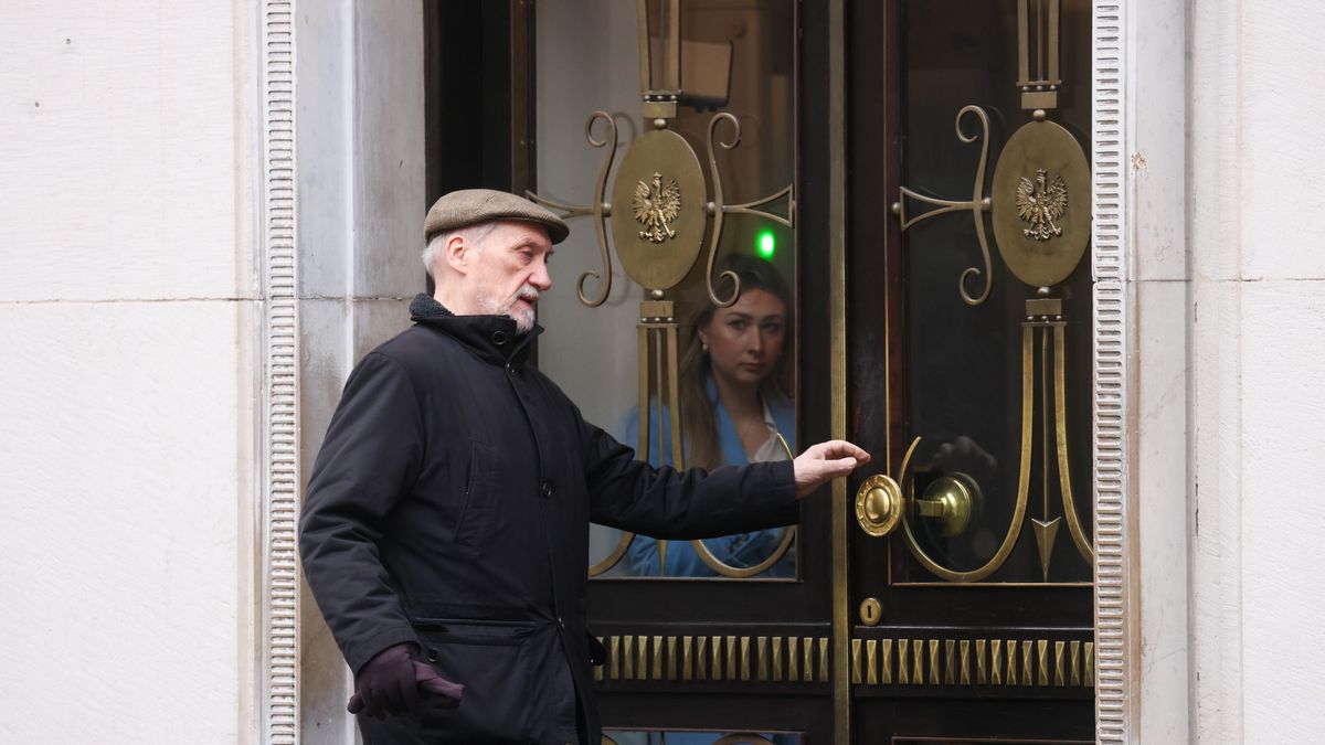 Warszawa, 26.01.2024. Poseł PiS Antoni Macierewicz przed gmachem Sejmu w Warszawie, 26 bm. W drugim dniu posiedzenia posłowie mają m.in wybrać członków komisji śledczej ds. Pegasusa. (ad) PAP/Leszek Szymański