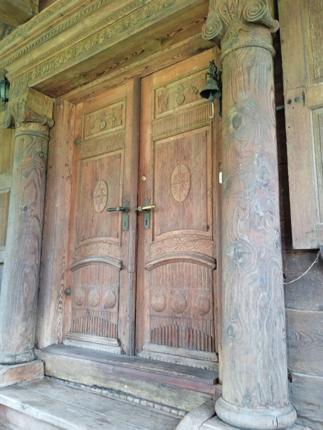 W domu podcieniowym w Marynowach zachowało się wiele oryginalnych elementów architektonicznych