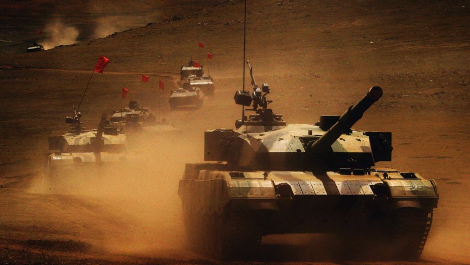 Czołgi biorące udział we wspólnych ćwiczeniach sił powietrznych i lądowych na płaskowyżu zachodnich Chin