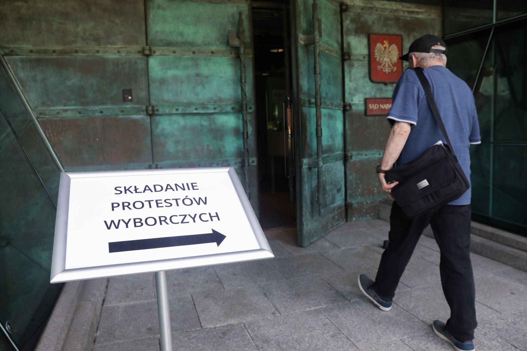 Warszawa, 16.06.2025. Składanie protestów wyborczych w siedzibie Sądu Najwyższego w Warszawie, 16 bm. Poniedziałek 16 czerwca br. jest ostatnim dniem na składanie w Sądzie Najwyższym protestów przeciwko wyborowi Prezydenta RP. Protest można złożyć bezpośrednio w budynku SN w godzinach pracy sądu od 8 do 16 lub nadać za pośrednictwem Poczty Polskiej. (jm) PAP/Tomasz Gzell