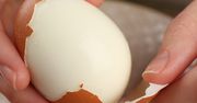 Dodaj łyżeczkę do gotowania jaj. Skorupka ześlizgnie się niemal w całości bez większego wysiłku
