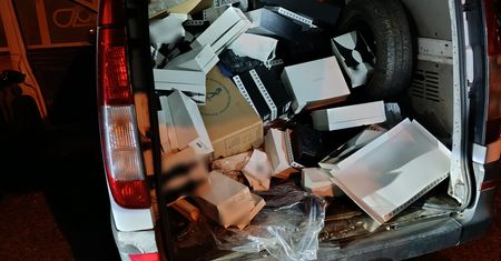 Milionowy łup w skradzionym Mercedesie. 136 par butów i niemal 100 kurtek odzyskali policjanci w Poznaniu