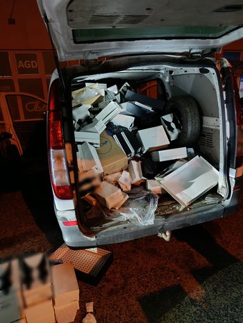 Milionowy łup w skradzionym Mercedesie. 136 par butów i niemal 100 kurtek odzyskali policjanci w Poznaniu