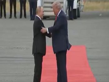 Trump przywitał Putina. Wymowne gesty na lotnisku