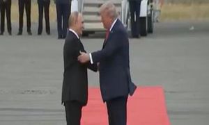 Trump przywitał Putina. Wymowne gesty na lotnisku