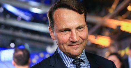 Sikorski przyjął trzecią dawkę. "Czip od Gatesa nadal nie działa"
