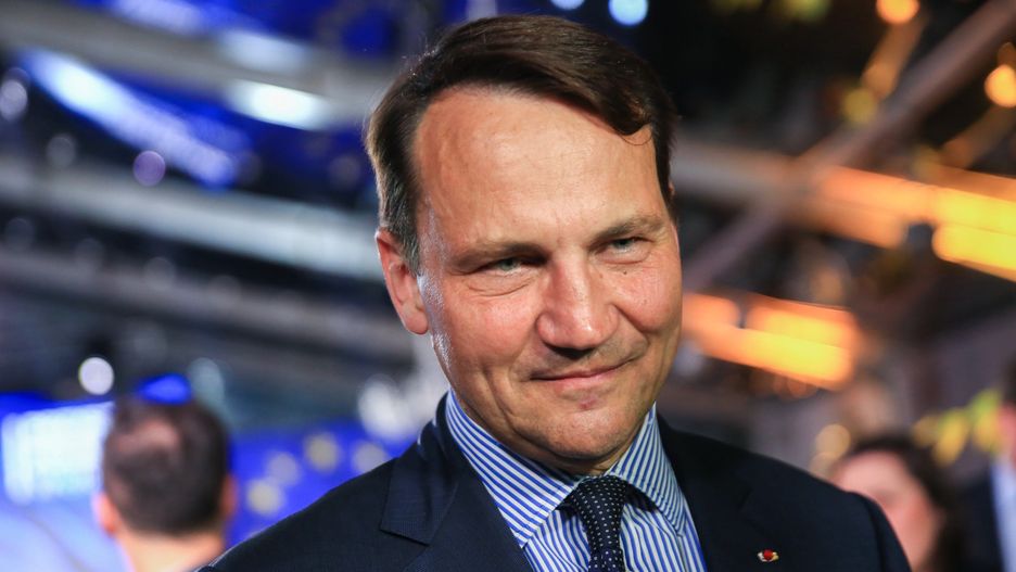 Sikorski przyjął trzecią dawkę. "Czip od Gatesa nadal nie działa" 