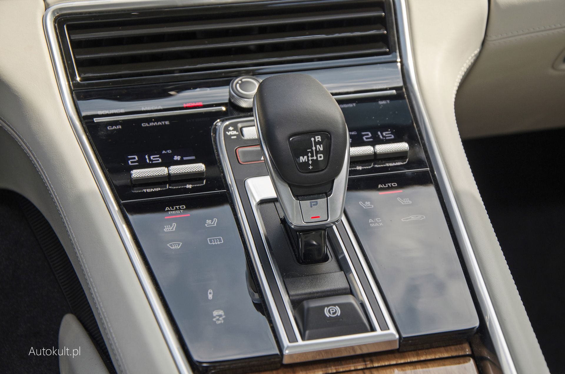 Jak dla mnie, taki panel nie pasuje do Porsche. Bardzo szybko zbiera odciski palców, kurz, tłuszcz i włosy.