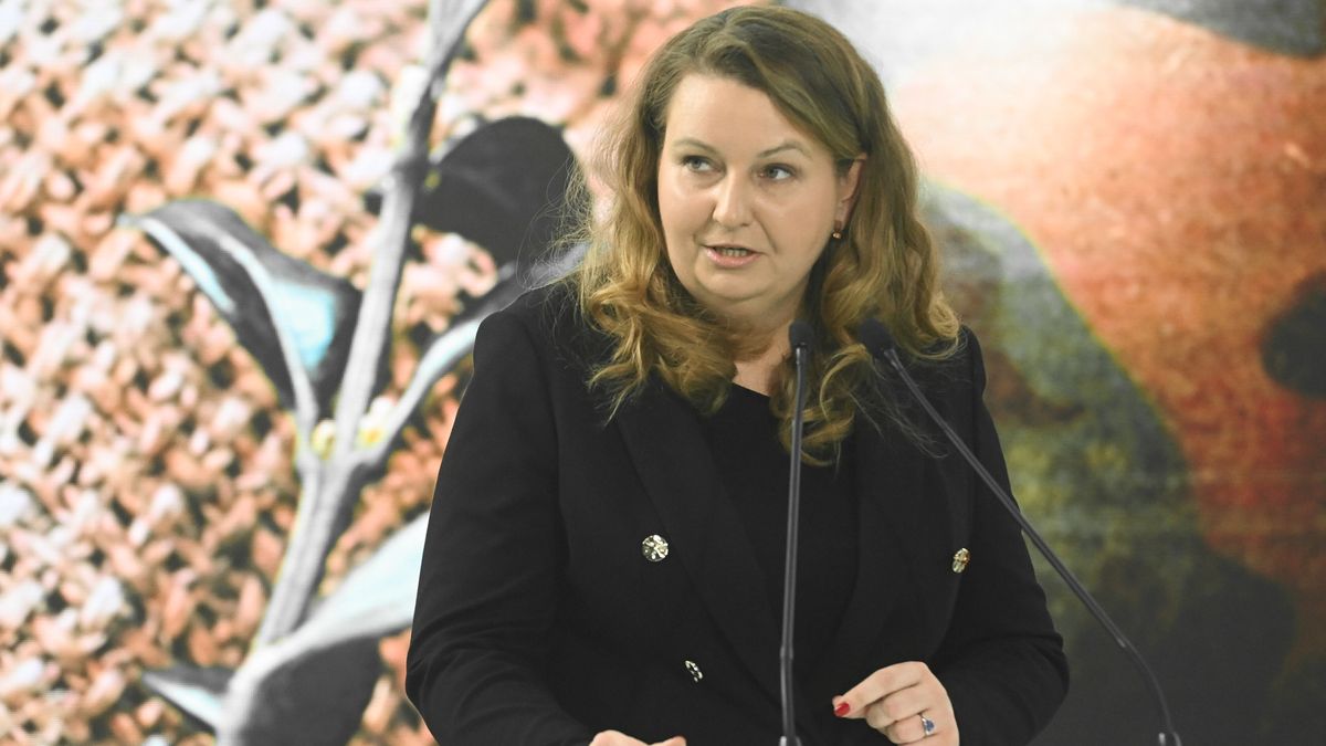 Warszawa, 16.04.2025. Szefowa Kancelarii Prezydenta RP Małgorzata Paprocka podczas spotkania wielkanocnego z żołnierzami i pracownikami wojska, 16 bm. w 1. Bazie Lotnictwa Transportowego w Warszawie. (mr) PAP/Piotr Nowak