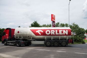 Orlen obniżył hurtowe ceny paliw. Spadki po wtorkowych podwyżkach
