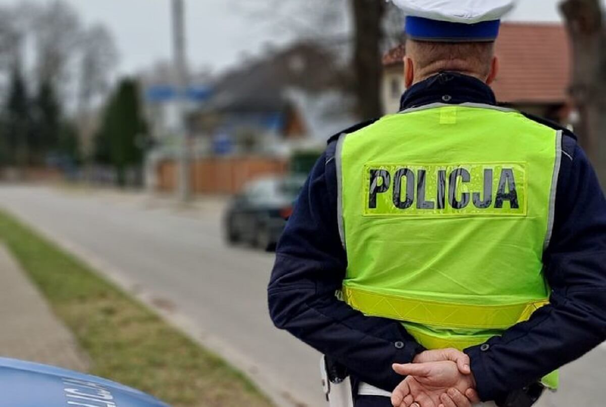 Policjanci badają trzeźwość