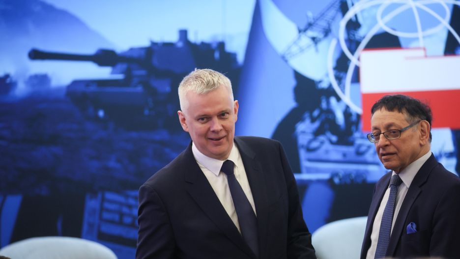Warszawa, 10.04.2025. Minister spraw wewnętrznych i administracji, koordynator służb specjalnych Tomasz Siemoniak (L) i wicedyrektor Instytutu Bezpieczeństwa i Rozwoju Międzynarodowego Sławomir Majman (P) podczas XX Międzynarodowej Konferencji i wystawy NT 2025 - Nowoczesne Technologie dla Bezpieczeństwa Państwa, 10 bm. w Hotelu Novotel Airport w Warszawie. (aldg) PAP/Leszek Szymański