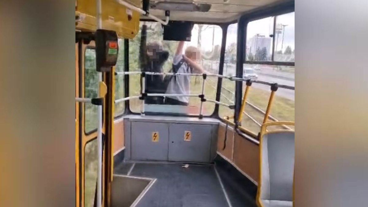 Młodzież jechała na tramwaju w Łodzi