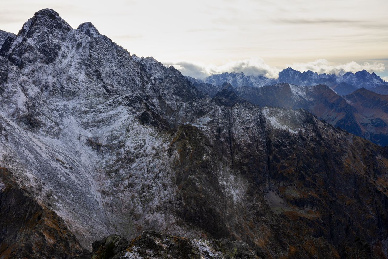 Śnieg i oblodzenia na szczytach Tatr. Do tego słychać dziwne dźwięki