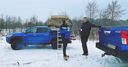 Test: Toyota Hilux z namiotem jest tańsza niż kamper. Frajdy jest co nie miara