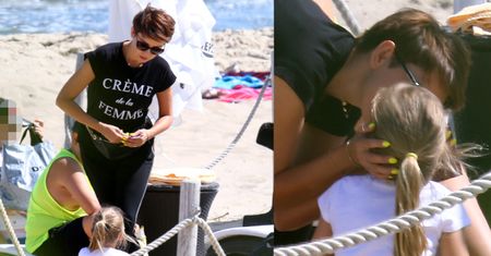 Zrelaksowana Dorota Gardias w dmuchanym kole ratunkowym na głowie pozuje na plaży w Sopocie (ZDJĘCIA)