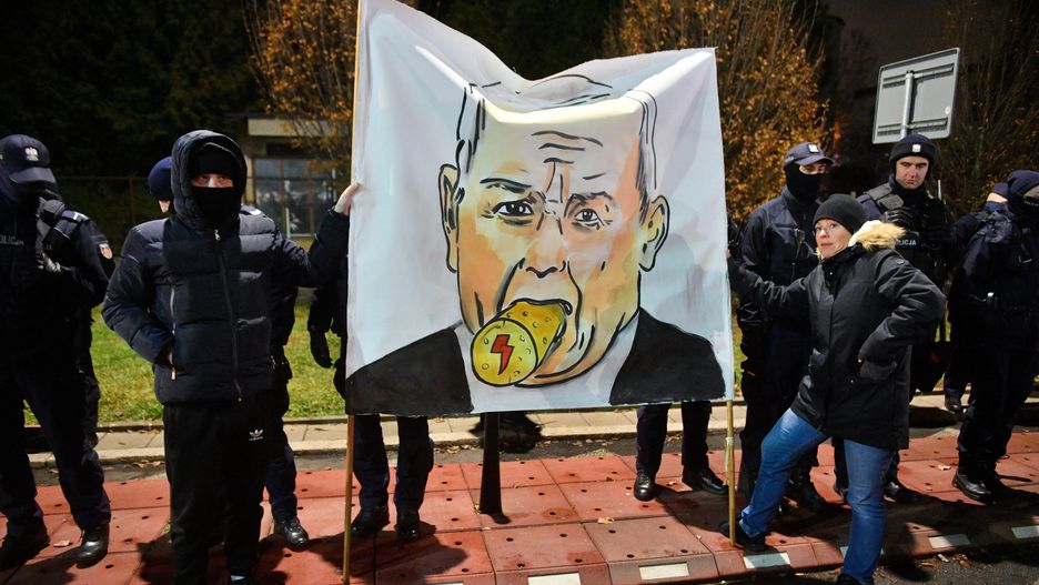 Demonstracja
Warszawa, 28.11.2022. Demonstracja pod has�em "Parasolk� w Kaczy�skiego" przed domem prezesa PiS Jaros�awa Kaczy�skiego na warszawskim �oliborzu, 28 bm. Protest zorganizowany jest przez Og�lnopolski Strajk Kobiet. (rp/awol) PAP/Radek Pietruszka
Radek Pietruszka
demonstracja, dom Jaros�awa Kaczy�skiego, kobiet, og�lnopolski strajk kobiet, OSK, Parasolk� w Kaczy�skiego, protest, transparent, �oliborz, �oliborzu, Jaros�aw, Kaczy�ski