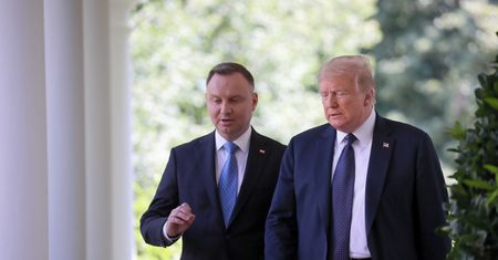 USA dołączyły do Polski. Lista demokracji, które się uwsteczniają